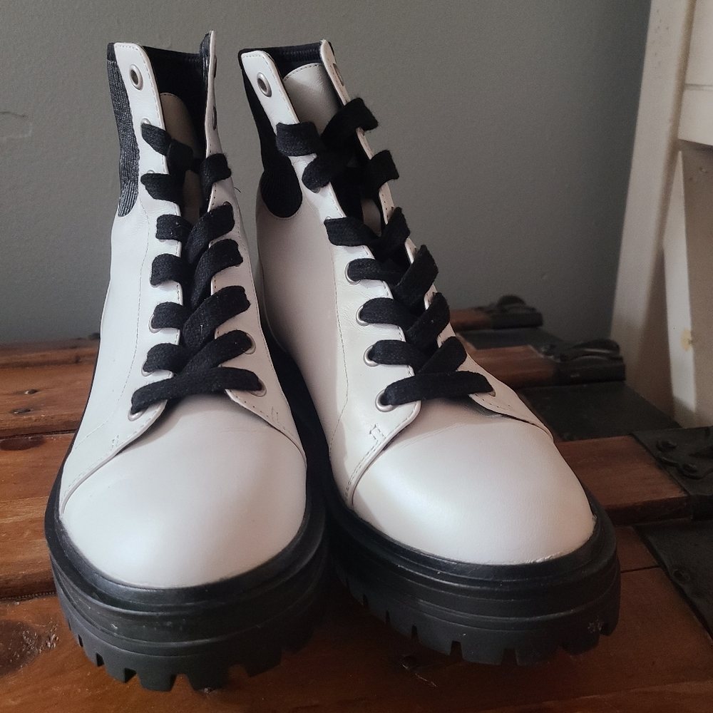 Kenneth Cole Rhode Women Upper Leather Ankle-high Lug Sole Lace Up bootie Size 7